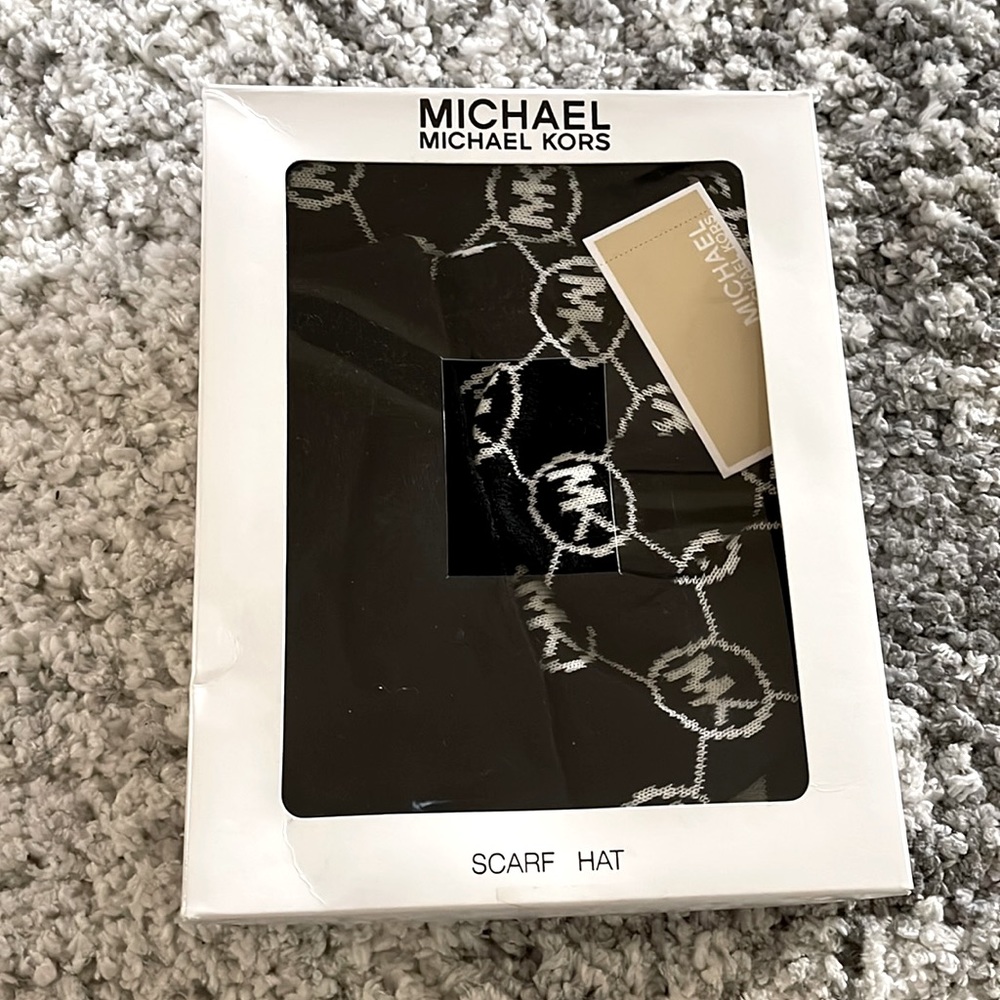 Micheal Kors scarf hat gift set